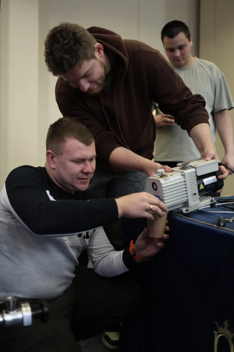 Vacuum gauges, standard leaks and measurement hardware used in VacMentor metrology training