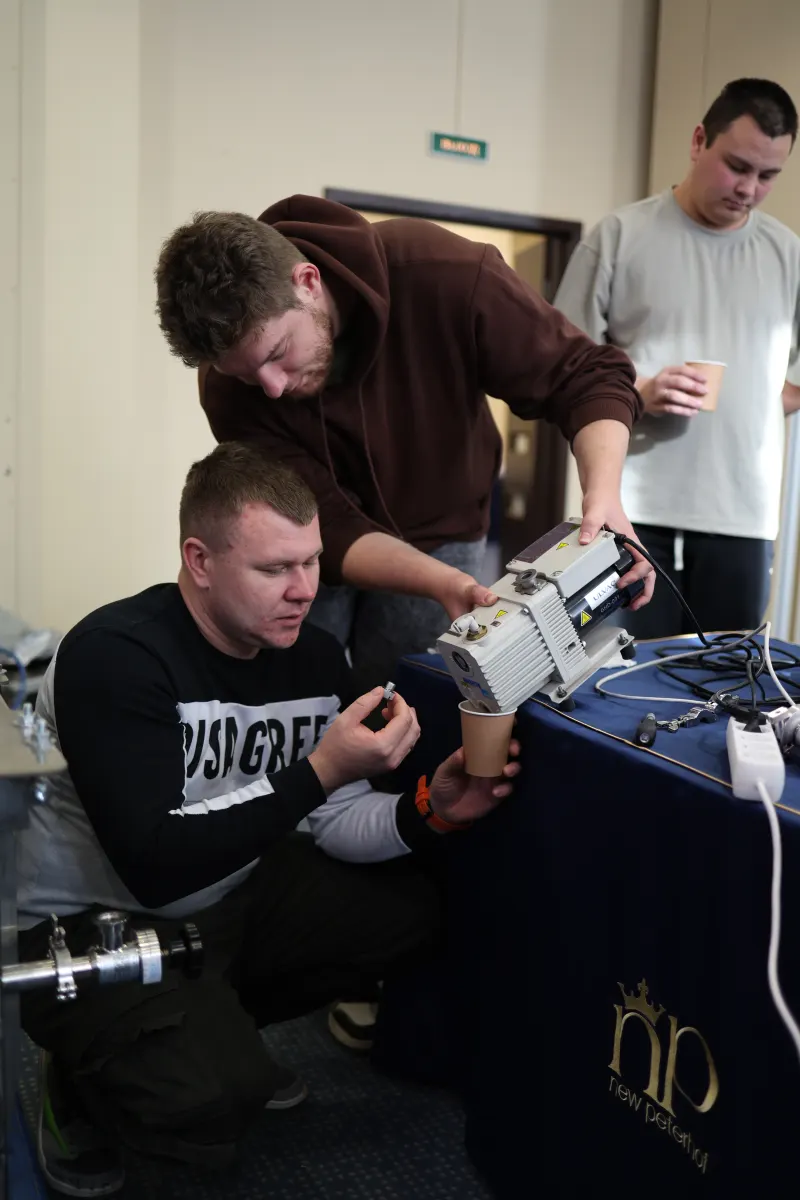 Vacuum gauges, standard leaks and measurement hardware used in VacMentor metrology training
