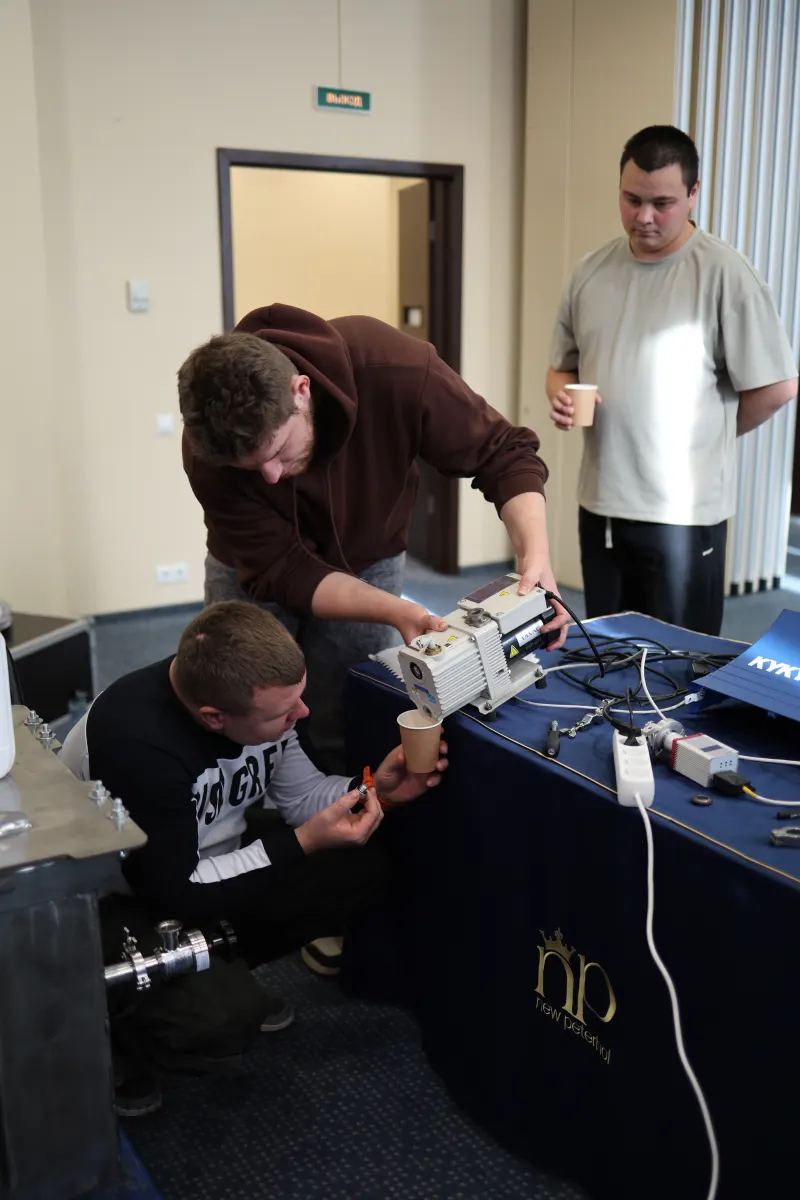 Vacuum gauges, standard leaks and measurement hardware used in VacMentor metrology training