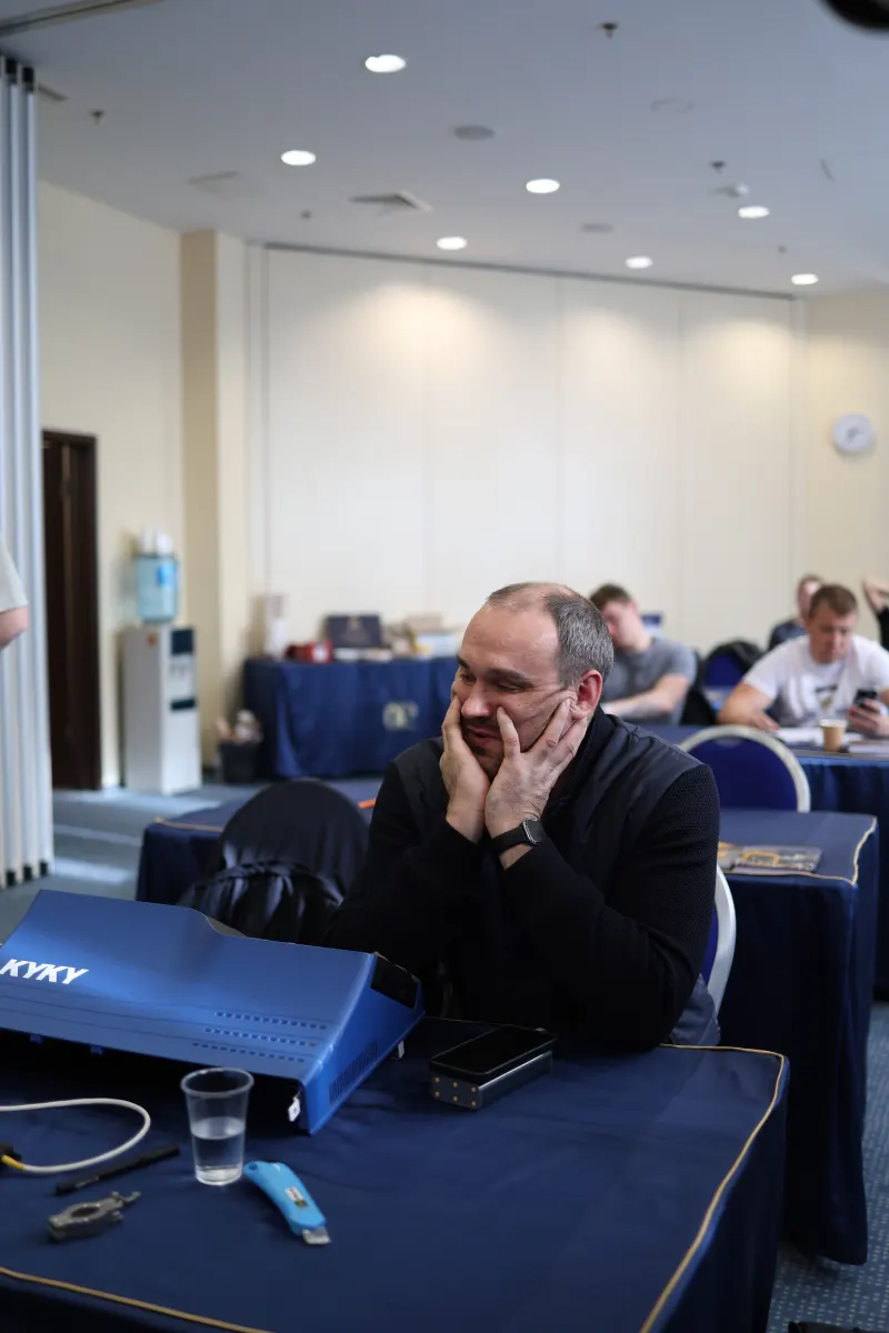 Vacuum gauges, standard leaks and measurement hardware used in VacMentor metrology training
