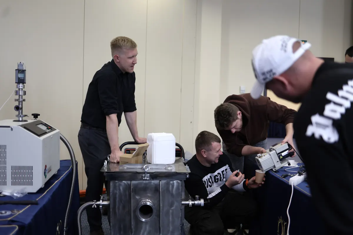 Vacuum gauges, standard leaks and measurement hardware used in VacMentor metrology training