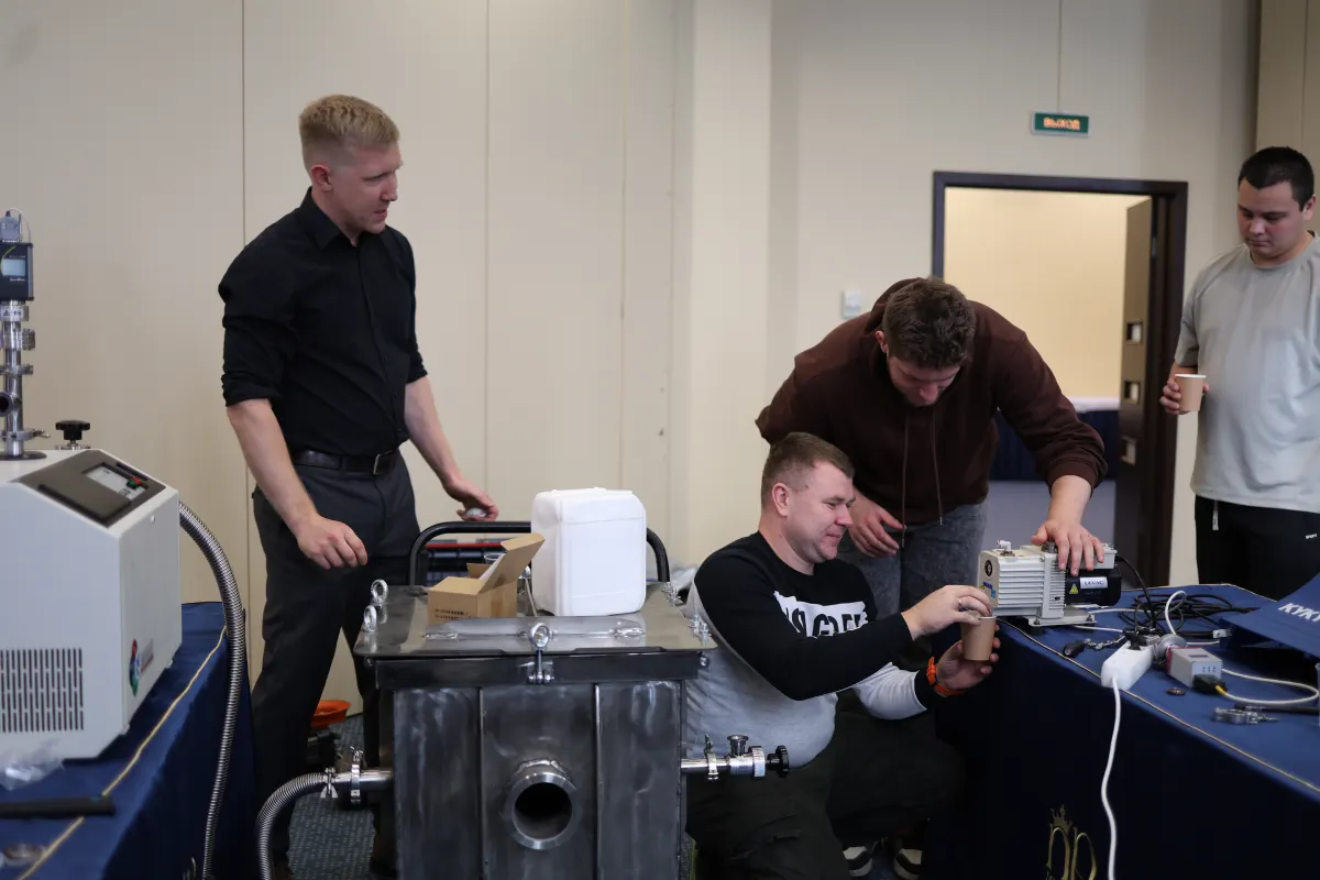 Vacuum gauges, standard leaks and measurement hardware used in VacMentor metrology training