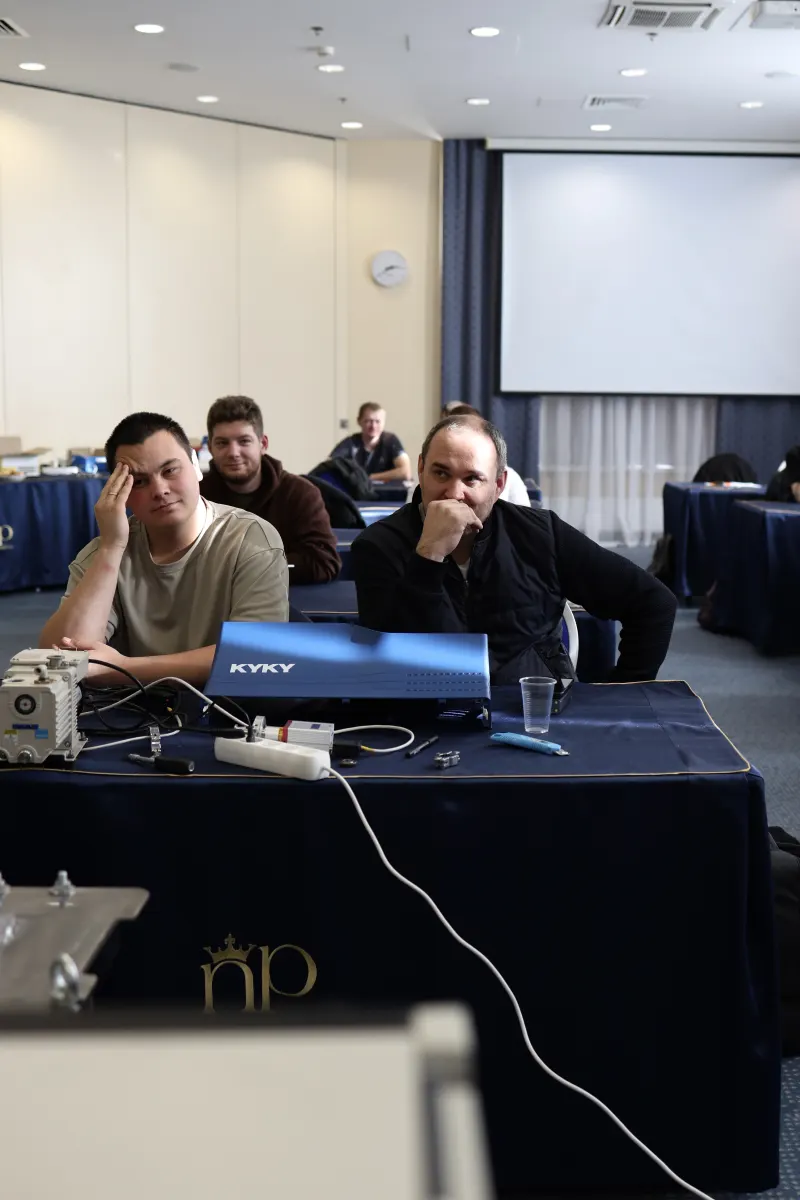 Vacuum gauges, standard leaks and measurement hardware used in VacMentor metrology training