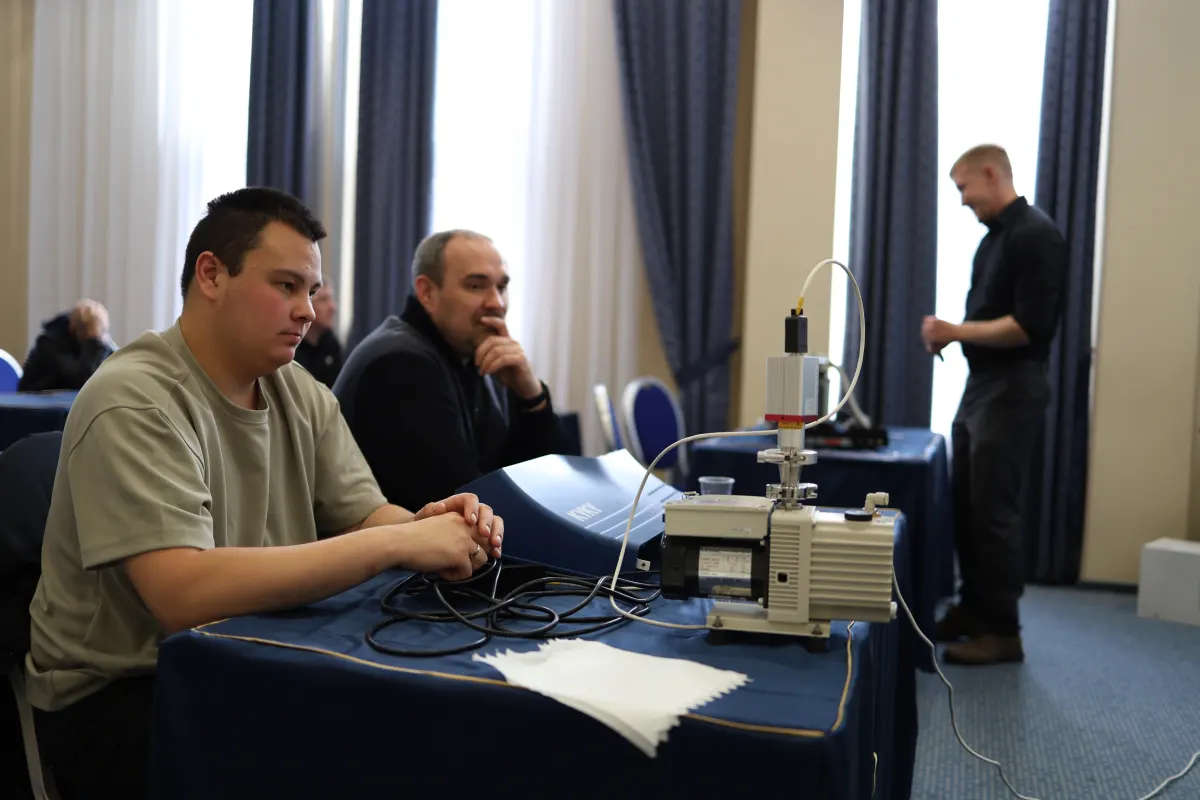 Vacuum gauges, standard leaks and measurement hardware used in VacMentor metrology training