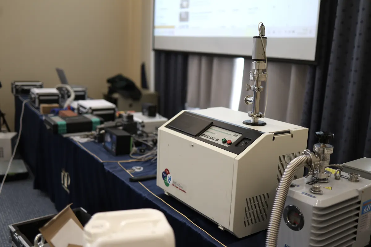 Vacuum gauges, standard leaks and measurement hardware used in VacMentor metrology training