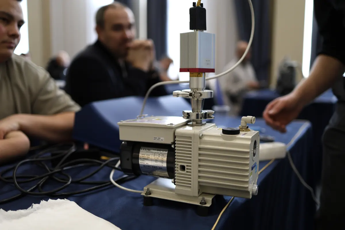 Vacuum gauges, standard leaks and measurement hardware used in VacMentor metrology training