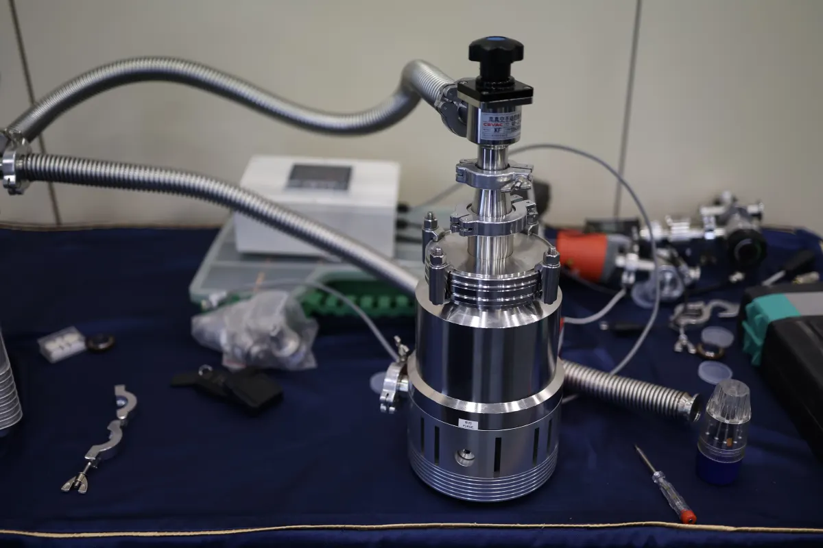 Vacuum gauges, standard leaks and measurement hardware used in VacMentor metrology training