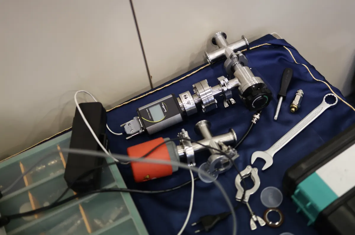 Vacuum gauges, standard leaks and measurement hardware used in VacMentor metrology training