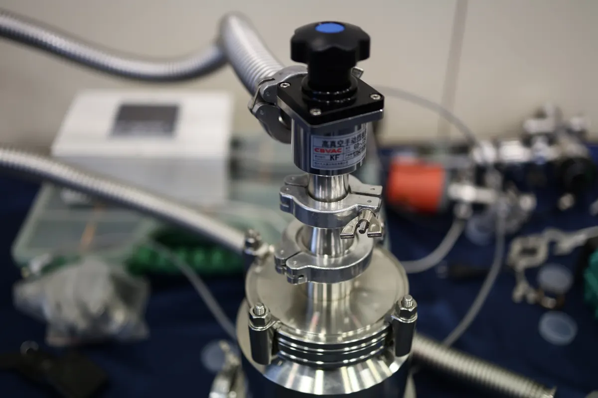 Vacuum gauges, standard leaks and measurement hardware used in VacMentor metrology training