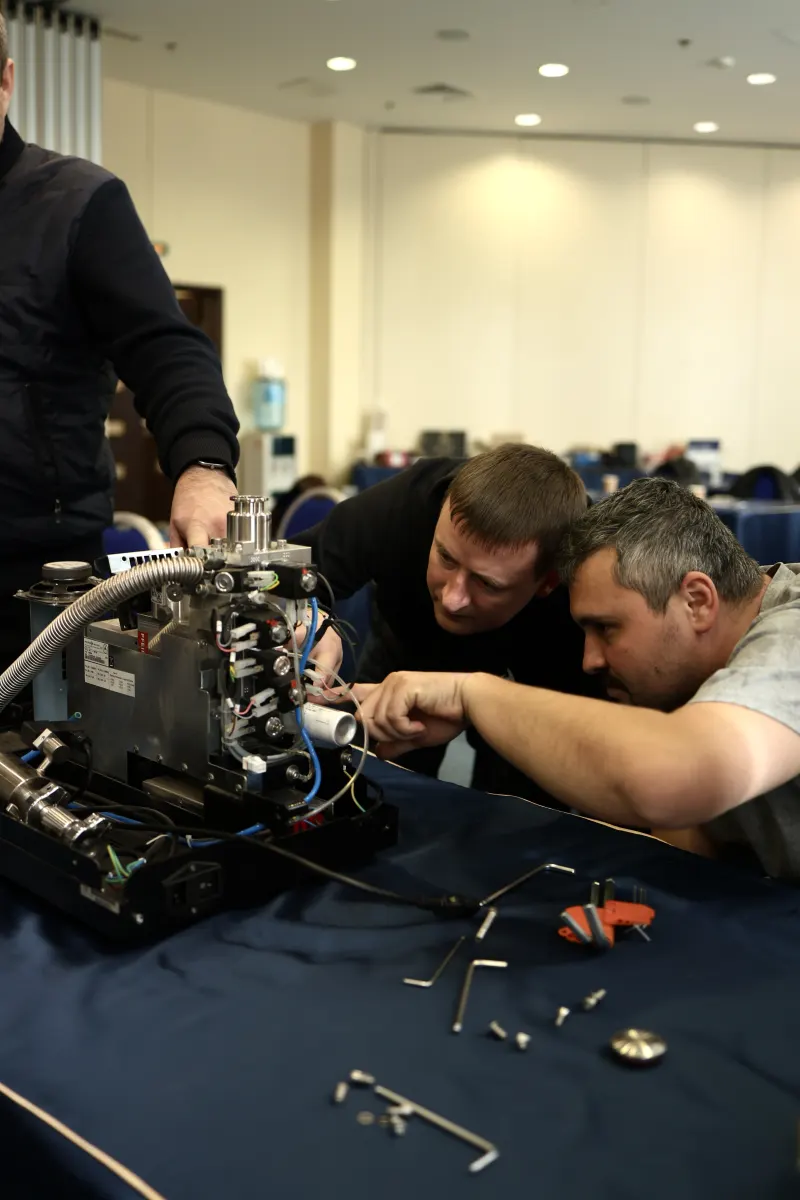 Vacuum pump operation practice during a VacMentor training course