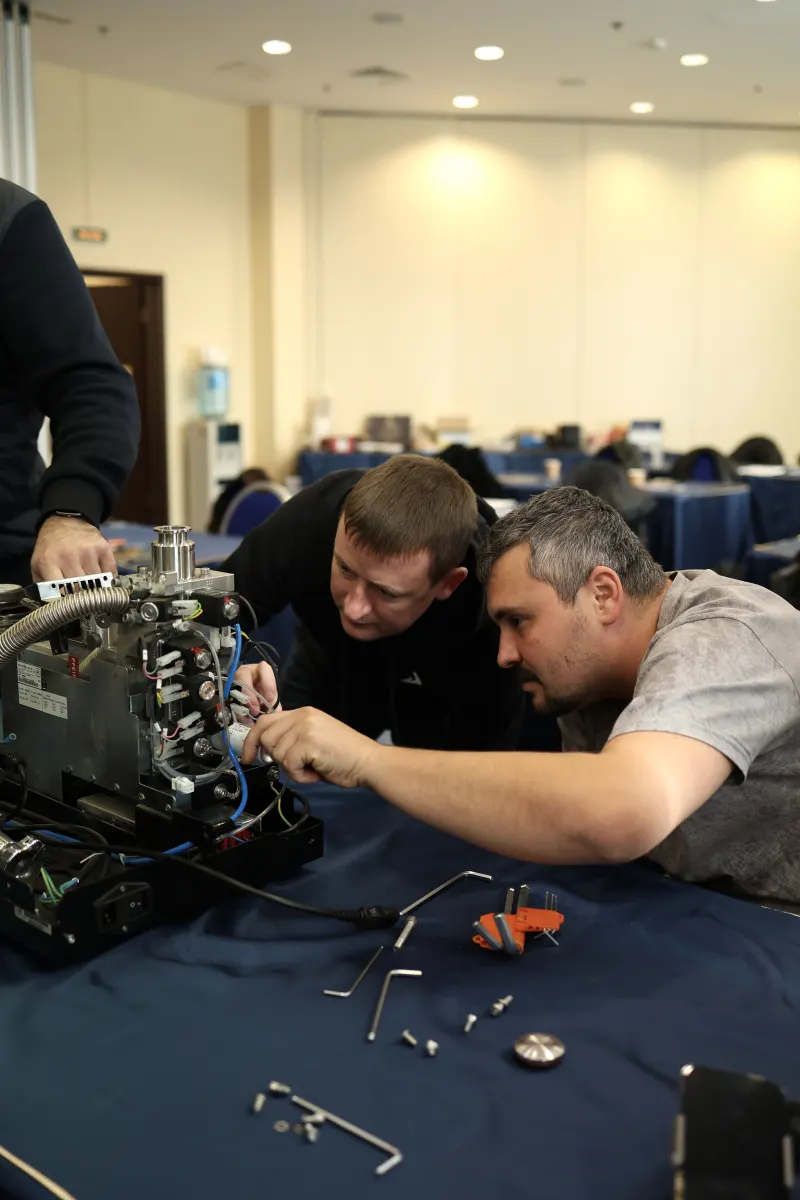 Vacuum pump operation practice during a VacMentor training course