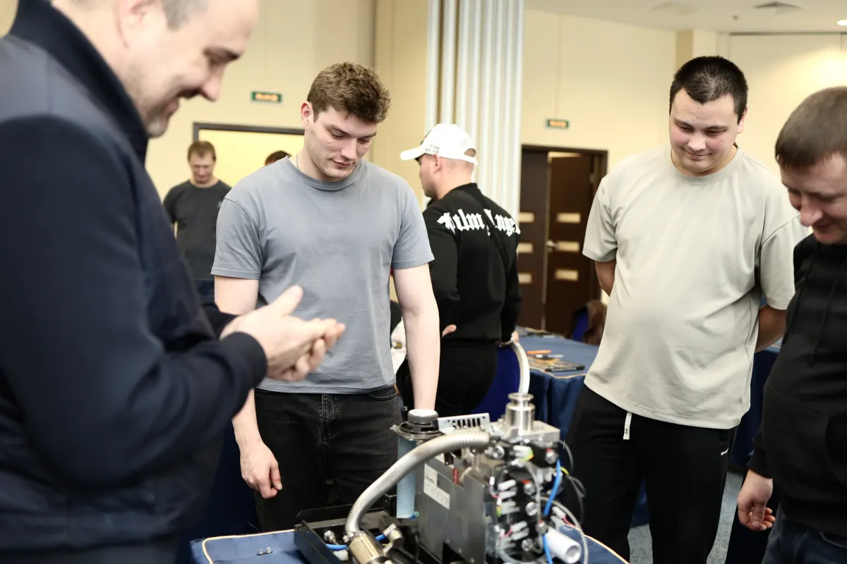 Vacuum pump operation practice during a VacMentor training course