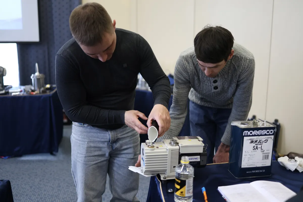 Vacuum pump operation practice during a VacMentor training course