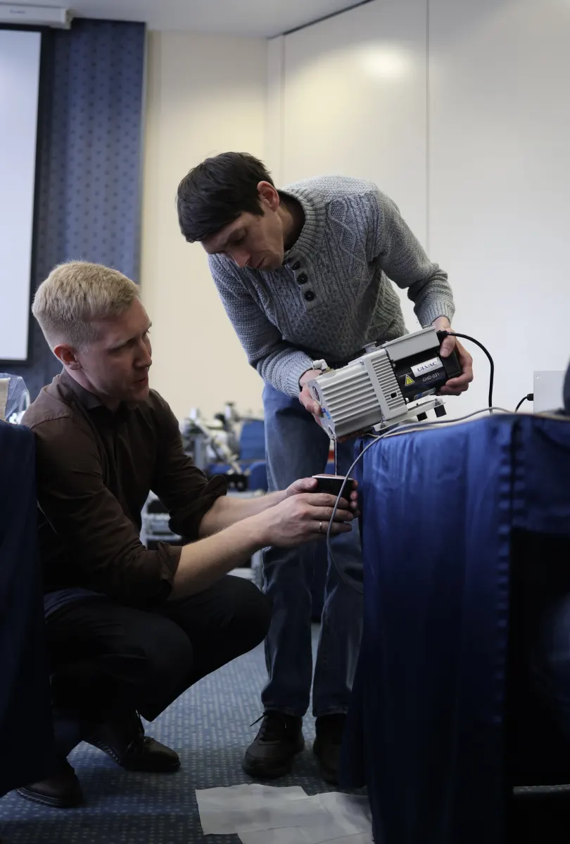 Vacuum pump operation practice during a VacMentor training course