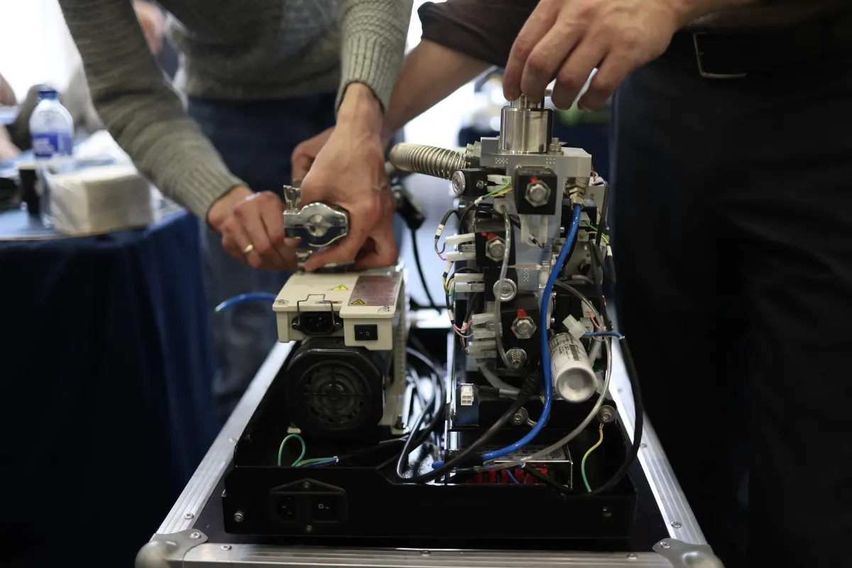 Vacuum pump operation practice during a VacMentor training course