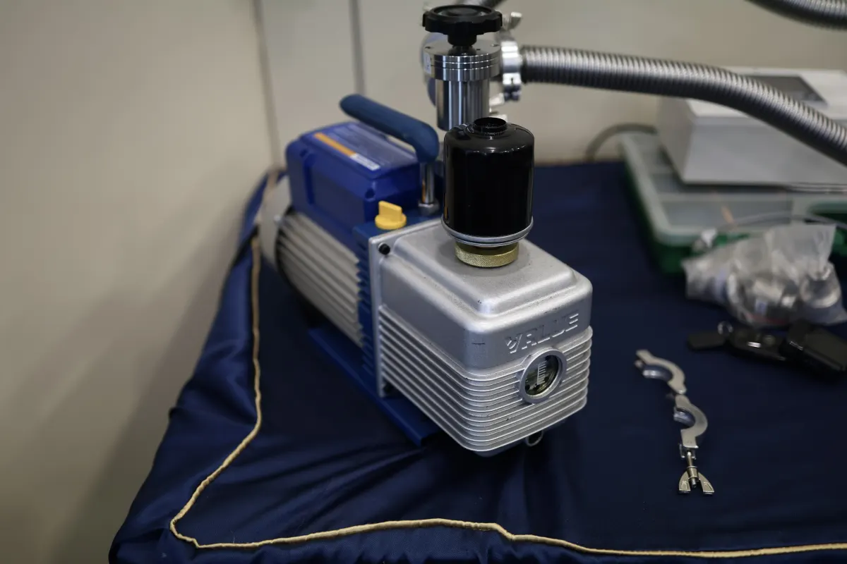 Vacuum pump operation practice during a VacMentor training course