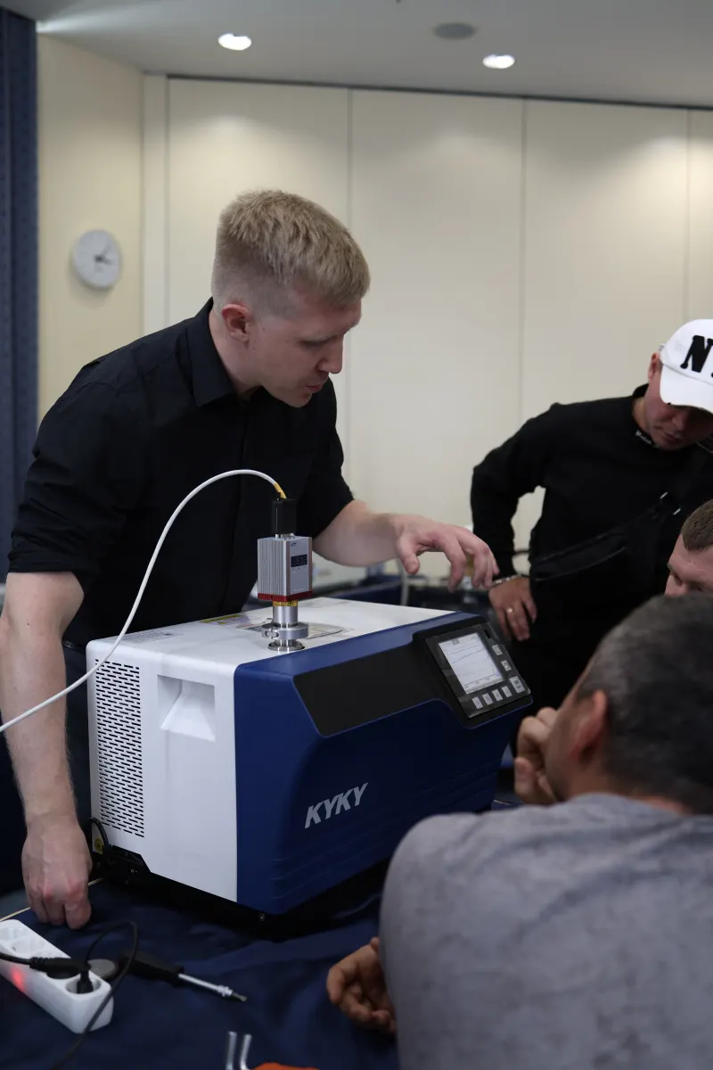 Standard helium leak and vacuum test hardware used for practical training checks