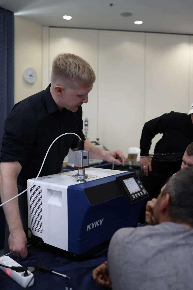 Standard helium leak and vacuum test hardware used for practical training checks
