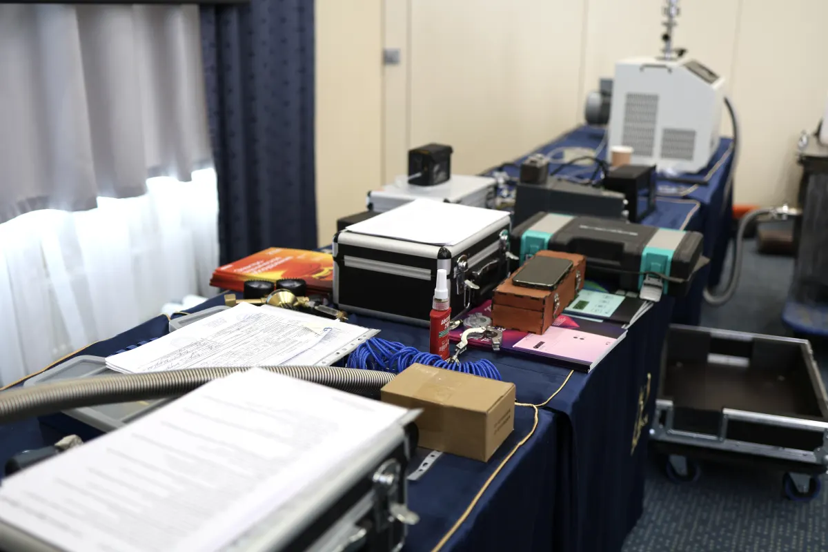 Standard helium leak and vacuum test hardware used for practical training checks