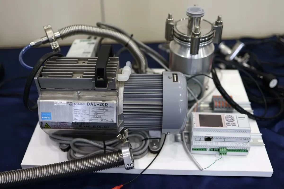 Vacuum pump and equipment setup for practical training